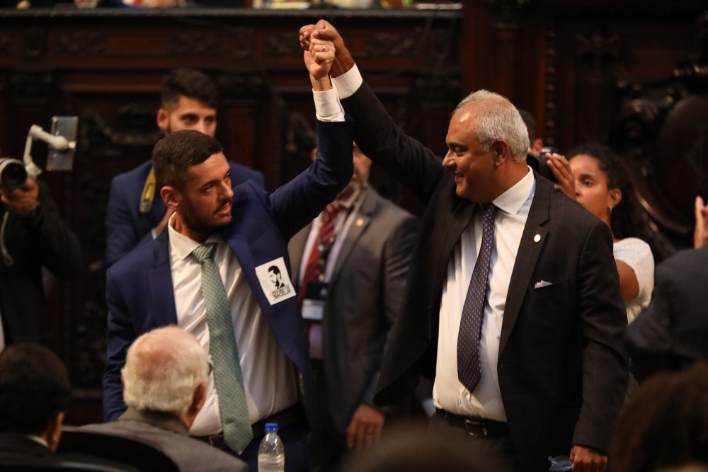 Jair Bittencourt volta ao plenário para disputar presidência da Alerj novamente e Douglas Gomes paga preço por independência e é forçado a deixar Assembleia