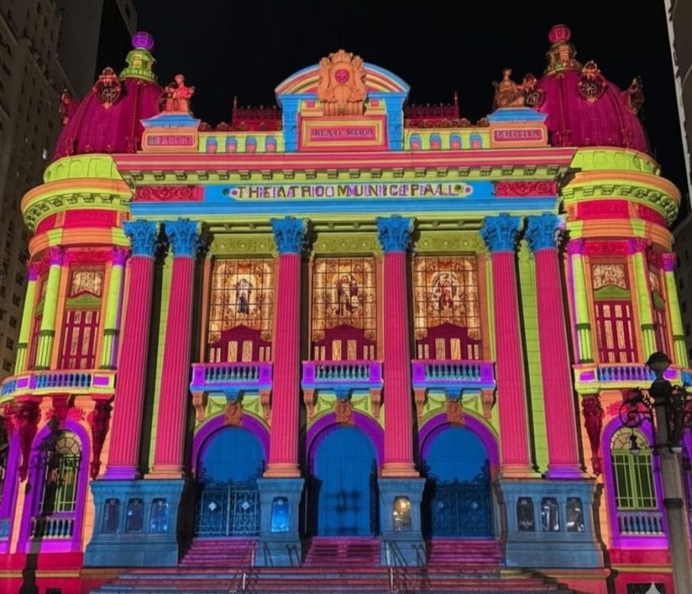 Cinelândia ganha magia natalina: Vila de Natal e projeções mapeadas democratizam cultura no Theatro Municipal