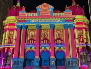 Cinelândia ganha magia natalina: Vila de Natal e projeções mapeadas democratizam cultura no Theatro Municipal
