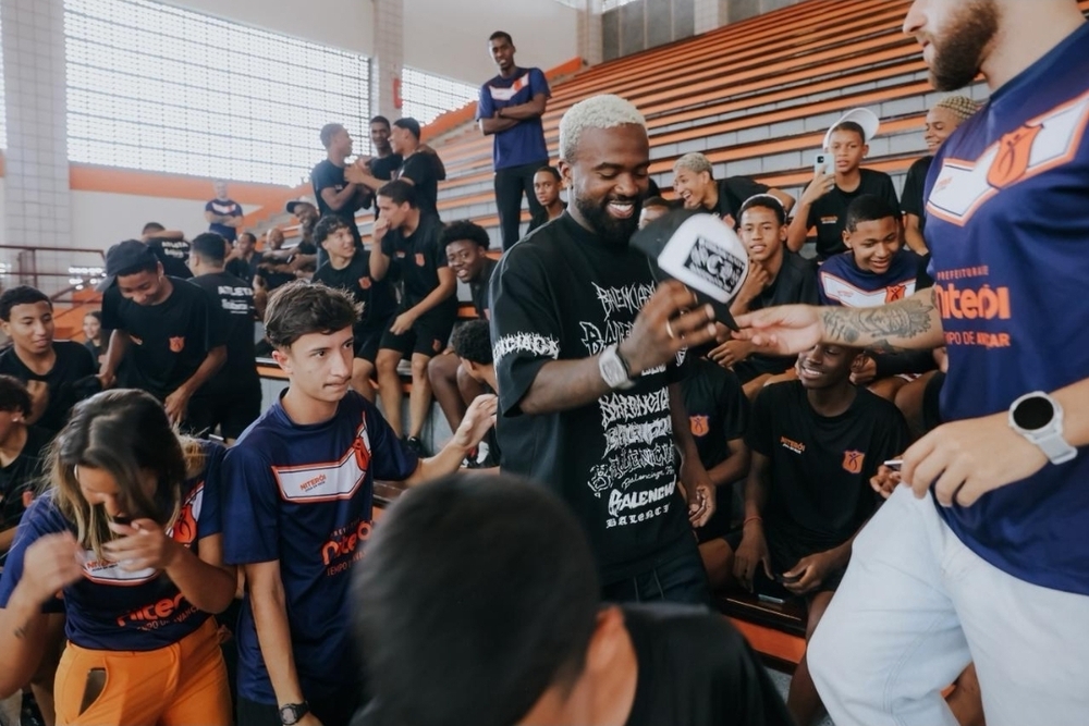 Judoca Rafaela Silva e influenciador Negrete visitam o CT Niterói Joga em Rede