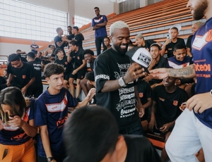Judoca Rafaela Silva e influenciador Negrete visitam o CT Niterói Joga em Rede