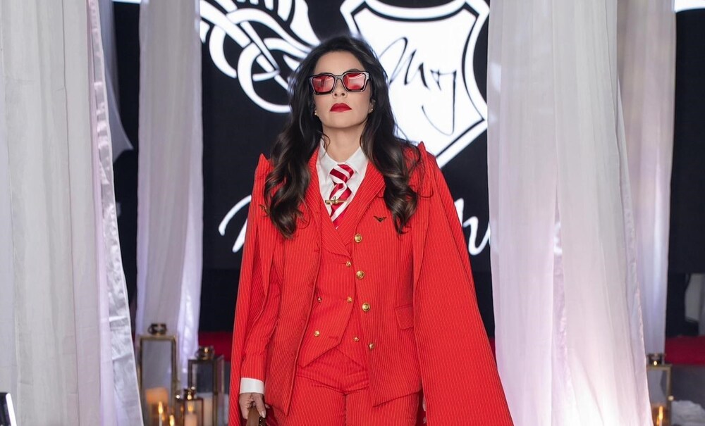 Jaqueline Chaves vive momento de glamour ao cruzar passarela em desfile pop