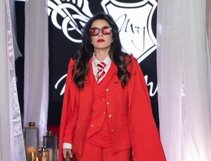 Jaqueline Chaves vive momento de glamour ao cruzar passarela em desfile pop