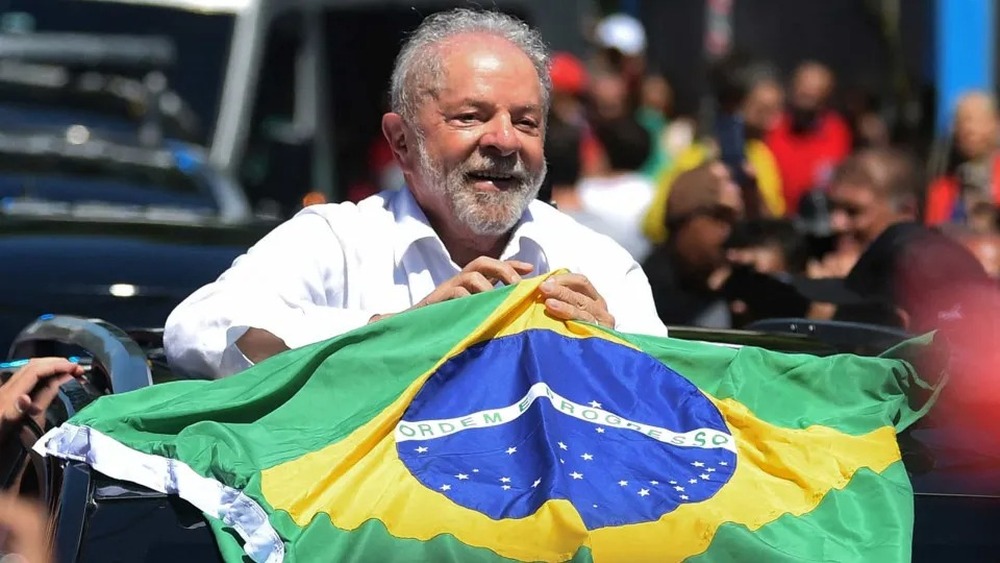 Lula bate Tarcísio ou Flávio Bolsonaro por 10 pontos no 2º turno, aponta Genial/Quaest