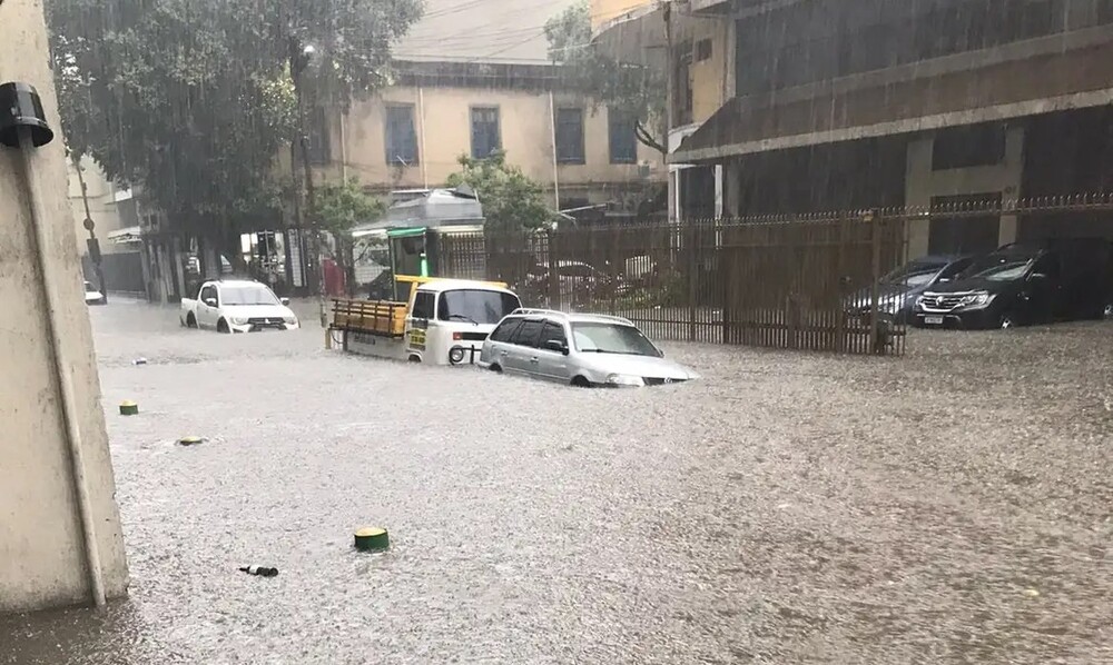 Chuva pesada muda a rotina e governo do estado aciona Comitê de Chuvas no Rio