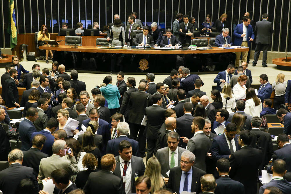 Em ano de eleição, Brasília escolhe o caminho mais seguro: freia a PEC e corta onde dói menos