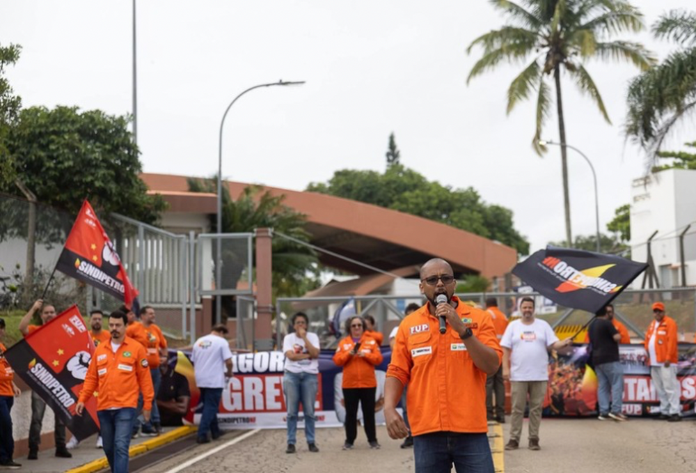 Petroleiros cruzam os braços, ocupam Macaé e cobram resposta da Petrobras