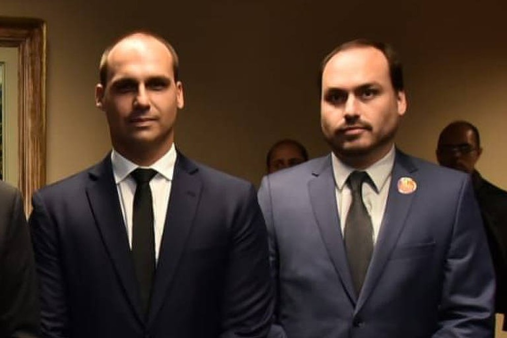 Família Bolsonaro desperdiça quase 1 milhão de votos, renúncia de Carlos e cassação de Eduardo expõem desrespeito ao eleitorado e à democracia brasileira