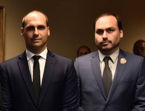 Família Bolsonaro desperdiça quase 1 milhão de votos, renúncia de Carlos e cassação de Eduardo expõem desrespeito ao eleitorado e à democracia brasileira