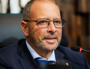 Deputado Guilherme Delaroli assegura mais segurança para os profissionais da saúde  