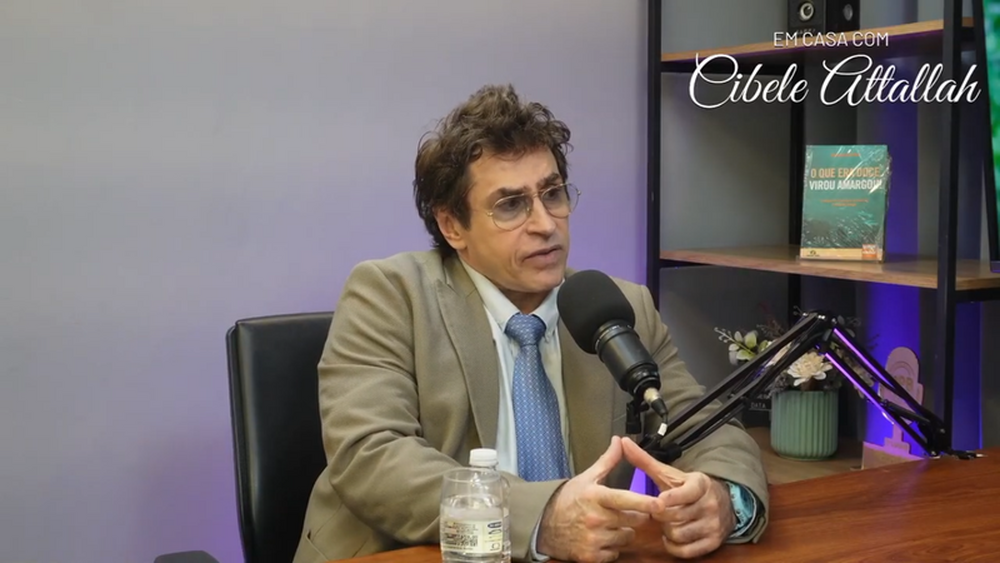 Psicólogo e escritor Alexander Bez fala sobre ansiedade e síndrome do pânico no programa Em Casa com Cibele Attallah