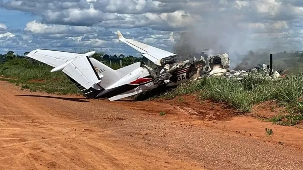Avião com deputado e vereador faz pouso forçado e pega fogo