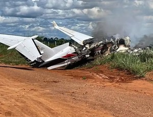 Avião com deputado e vereador faz pouso forçado e pega fogo