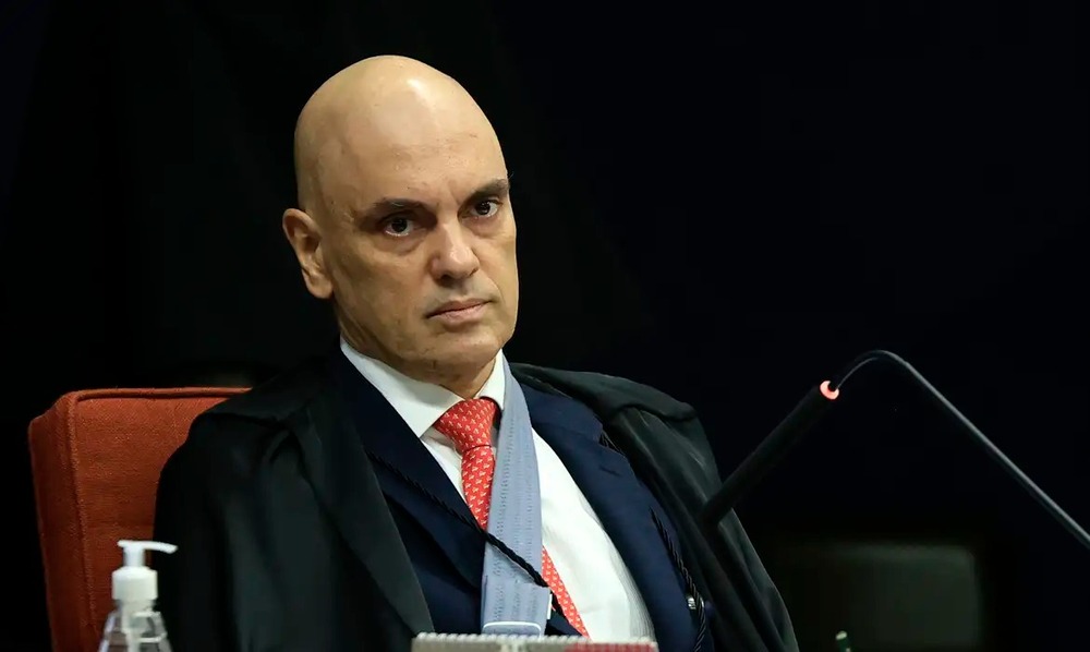 Moraes autoriza Bolsonaro a fazer cirurgia, mas nega prisão domiciliar