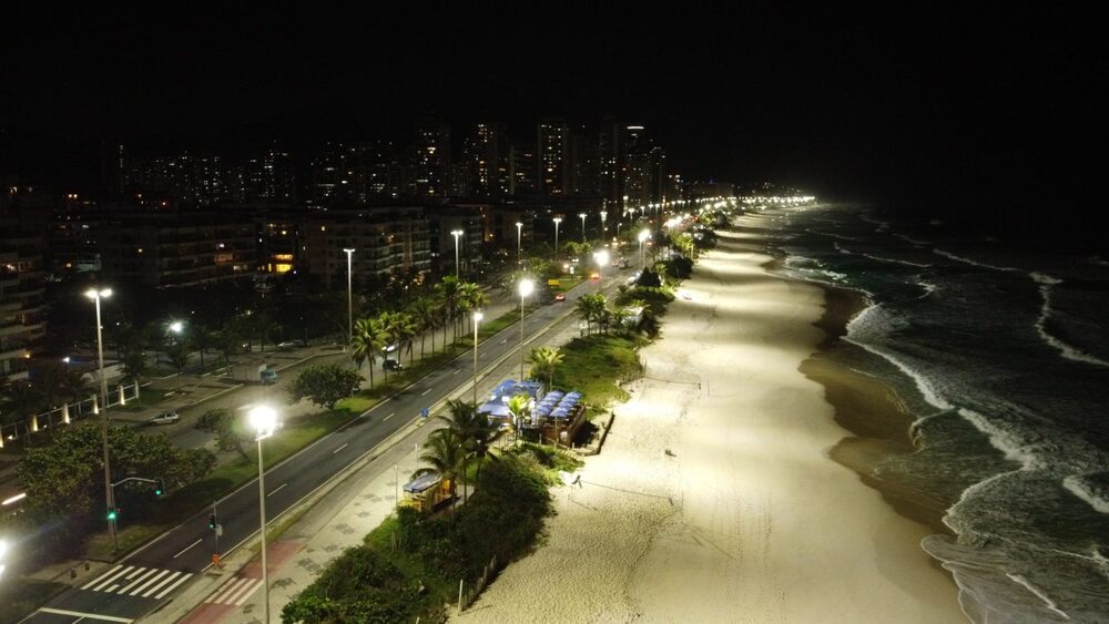 Luzes a toda-prova: RioLuz turbina manutenção e segurança na orla para o verão