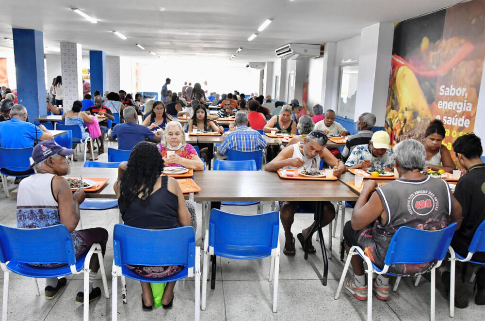 Natal com dignidade à mesa: Restaurante do Povo de Belford Roxo prepara ceia especial para a população