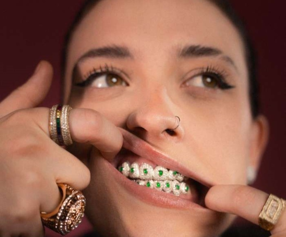 Conheça a brasileira responsável pelos grillz de Ludmilla, Veigh, Wiu e outros nomes da música