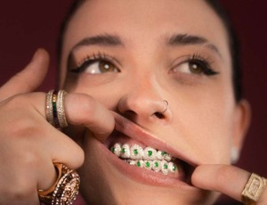 Conheça a brasileira responsável pelos grillz de Ludmilla, Veigh, Wiu e outros nomes da música