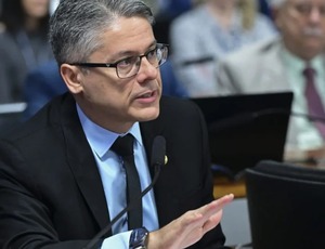 Senador anuncia coleta de assinaturas para CPI sobre contrato milionário ligado a Moraes