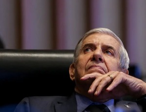 Moraes concede prisão domiciliar humanitária a Augusto Heleno
