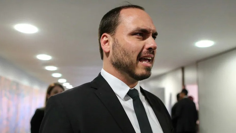 Insistência de Carlos Bolsonaro em SC é vista no centrão como brecha para recuo de Flávio