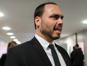 Insistência de Carlos Bolsonaro em SC é vista no centrão como brecha para recuo de Flávio