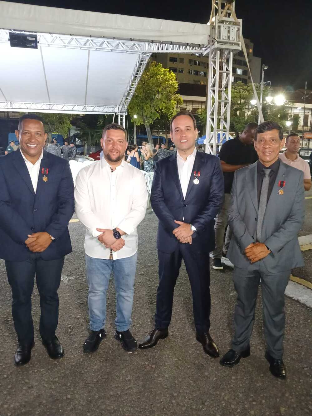 Prefeitos e deputados recebem primeira medalha de Batalhão da PM