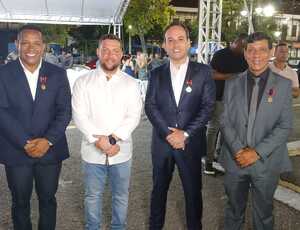 Prefeitos e deputados recebem primeira medalha de Batalhão da PM