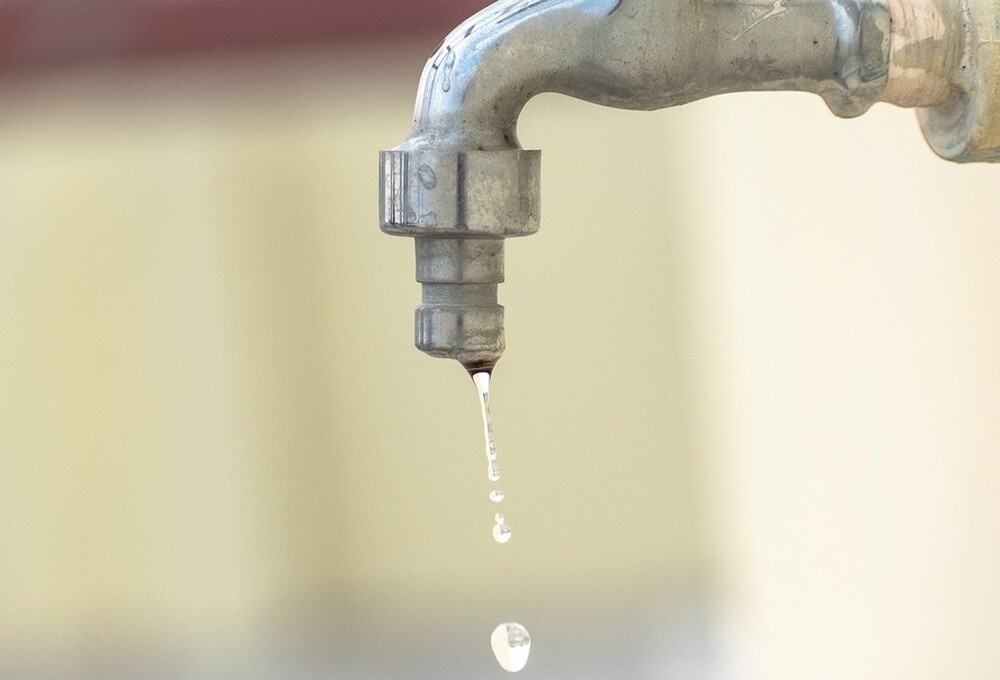Céu fechado, calor escaldante e a Cedae no modo economia: Nova Iguaçu sofre no verão sem água