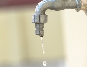 Céu fechado, calor escaldante e a Cedae no modo economia: Nova Iguaçu sofre no verão sem água