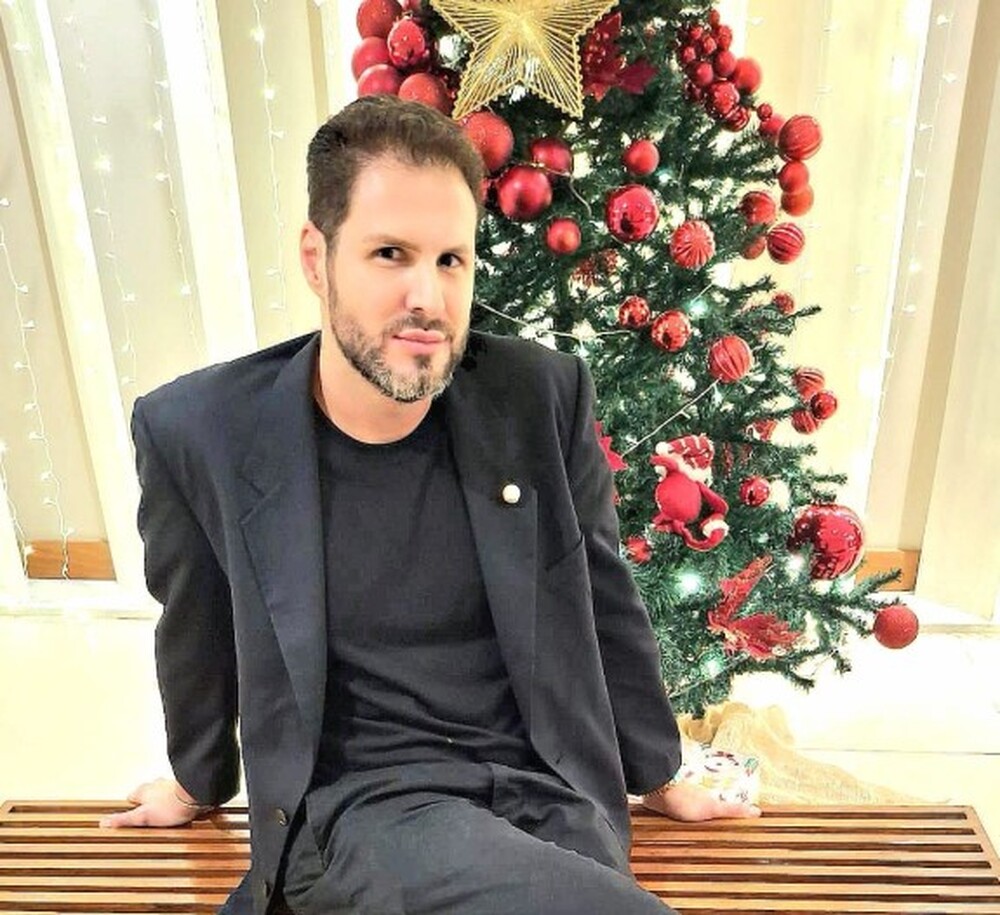 Bernardo langlott vai na contramão de famosos e mostra sua árvore de Natal simples: 