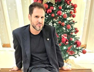 Bernardo langlott vai na contramão de famosos e mostra sua árvore de Natal simples: 