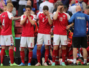 Craque da Dinamarca cai em campo e assusta torcedores. UEFA suspende jogo devido ao incidente
