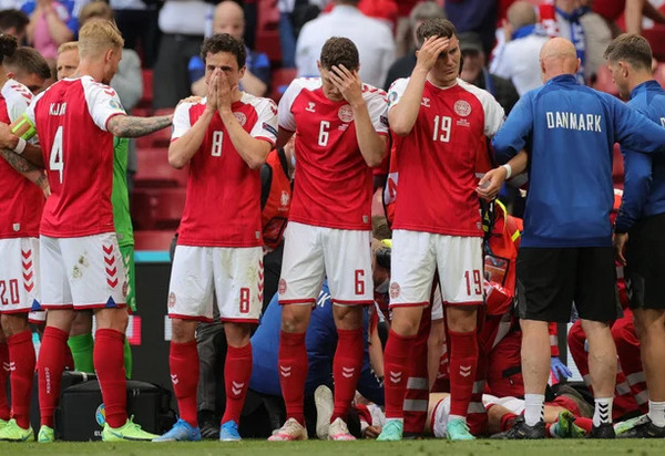 Craque da Dinamarca cai em campo e assusta torcedores. UEFA suspende jogo devido ao incidente