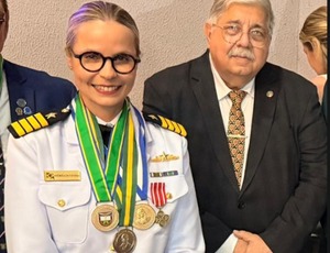Comandante Andréa de Fátima Bacala recebe cinco condecorações em cerimônia histórica no Teatro Municipal de São Gonçalo