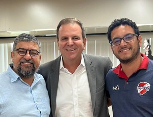 Senador Flávio Bolsonaro quer que PL faça pesquisa urgente com 4 nomes. com medo que Eduardo Paes ganhe governo o estado 'por W.O.'