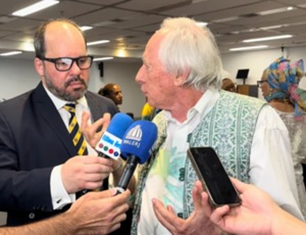 Deputado Carlos Minc contesta 'Gratificação Faroeste' na Justiça após Alerj derrubar veto de Castro ao bônus de até 150% do salário para policiais que matar bandido