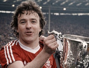 Ídolo e bicampeão europeu por gigante inglês, Lenda do futebol morre aos 72 anos