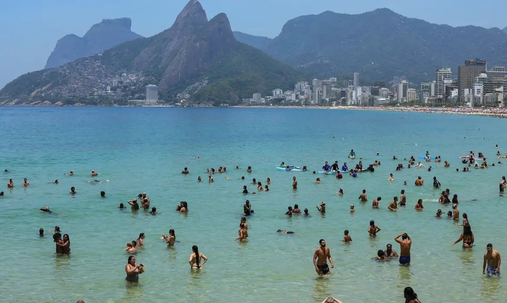 Corpo de piloto do avião que caiu em Copacabana é resgatado