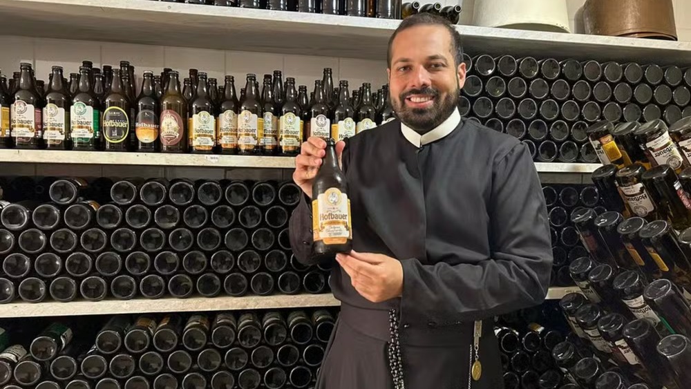 Cerveja produzida por padres no porão de igreja em MG é eleita a melhor do mundo