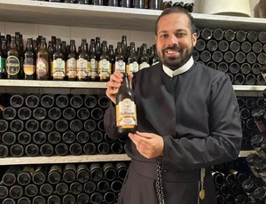 Cerveja produzida por padres no porão de igreja em MG é eleita a melhor do mundo