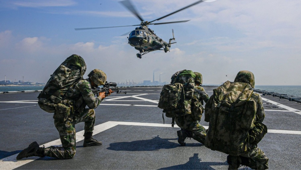 China cerca Taiwan e dispara mísseis em um dos maiores exercícios militares em anos