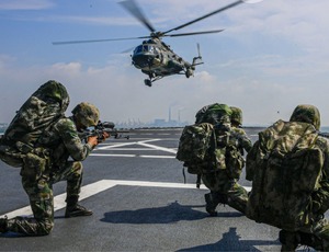 China cerca Taiwan e dispara mísseis em um dos maiores exercícios militares em anos