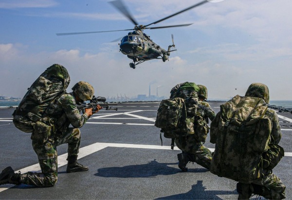 China cerca Taiwan e dispara mísseis em um dos maiores exercícios militares em anos