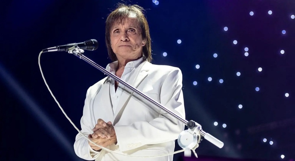 Duque de Caxias: Roberto Carlos interrompe show para repreender fotógrafos barulhentos 