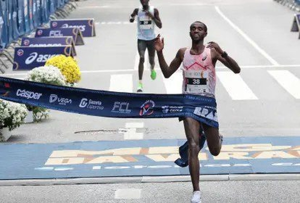 Etíope ultrapassa queniano nos segundos finais e vence corrida de São Silvestre