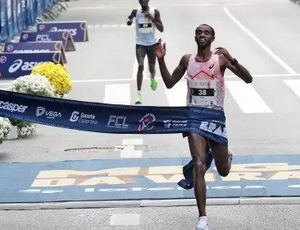 Etíope ultrapassa queniano nos segundos finais e vence corrida de São Silvestre