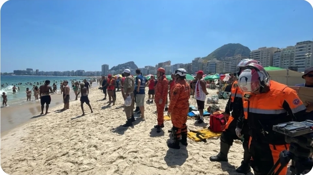 Bombeiros resgatam 547 pessoas na praia de Copacabana na Operação Réveillon