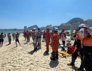 Bombeiros resgatam 547 pessoas na praia de Copacabana na Operação Réveillon