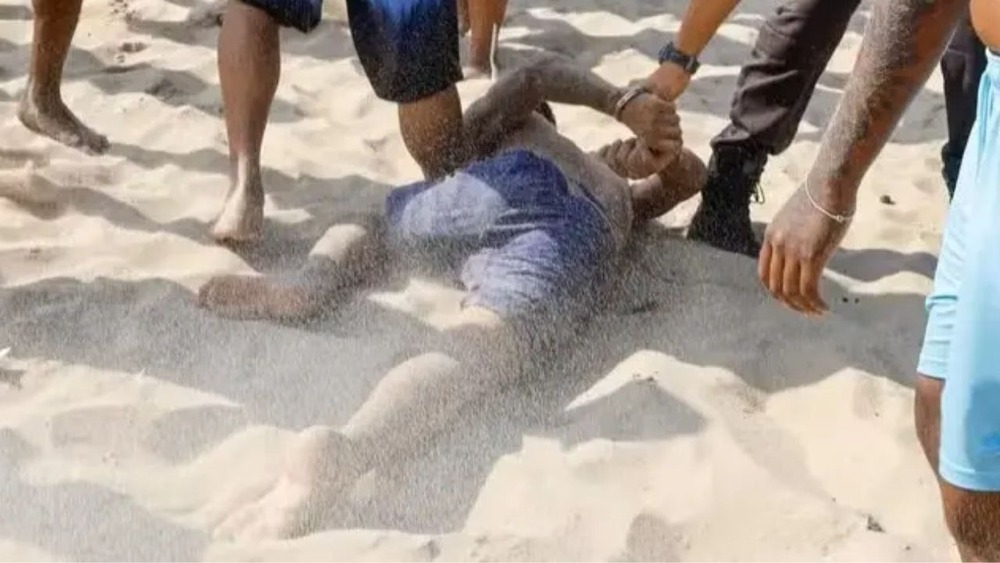 Homem é espancado por populares após ser acusado de roubo de celular em Copacabana